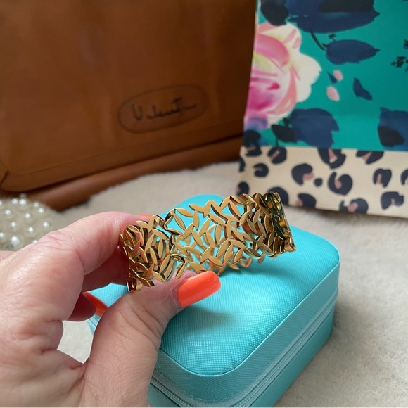 NATALIE✨Stylish Goldtone Fashion Leaf Bangle Bracelet ✨NEW side closure - Picture 3 of 9